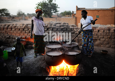 Il BURKINA FASO Kaya, diocesi banca offre micro prestito per la generazione di reddito, donne in villaggio Pissala ricevere micro prestito per il miglio di birra (dolo) Industria della birra e della vendita di Foto Stock