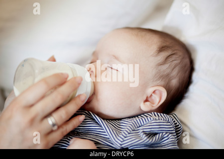 Bottiglia di madre-alimentando baby boy Foto Stock