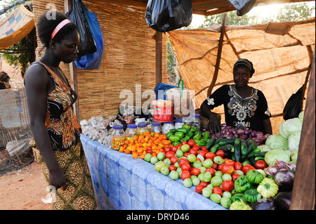 Il BURKINA FASO Kaya, diocesi banca offre micro prestito per le donne per la generazione di reddito, le donne a crescere e a vendere verdure direttamente al mercato Foto Stock