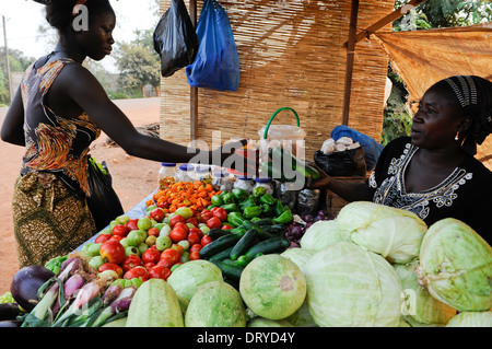 Il BURKINA FASO Kaya, diocesi banca offre micro prestito per le donne per la generazione di reddito, le donne a crescere e a vendere verdure direttamente al mercato Foto Stock