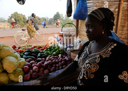 Il BURKINA FASO Kaya, diocesi banca offre micro prestito per le donne per la generazione di reddito, le donne a crescere e a vendere verdure direttamente al mercato Foto Stock