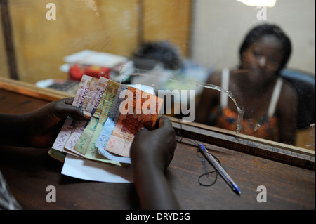 Il BURKINA FASO Kaya, diocesi banca offre il microcredito per le donne povere di piccola scala business start-ups per la generazione di reddito, donna alla banca contatore, empowerment Foto Stock