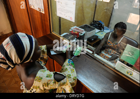 Il BURKINA FASO Kaya, diocesi banca offre il microcredito per le donne povere di piccola scala business start-ups per la generazione di reddito, donna alla banca contatore, empowerment Foto Stock
