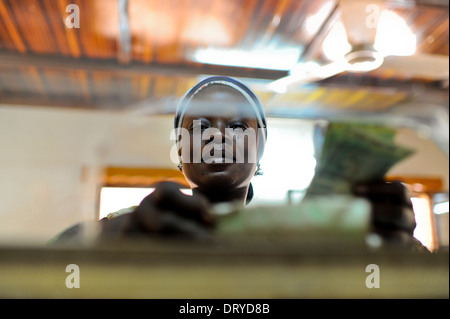 Il BURKINA FASO Kaya, diocesi banca offre il microcredito per le donne povere di piccola scala business start-ups per la generazione di reddito, donna alla banca contatore, empowerment Foto Stock