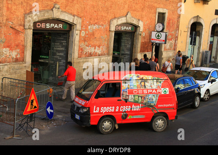 Il moderno negozio convenienza piantati nel vecchio mondo Italia, che offre ai suoi ospiti tutto il fascino dell'Italia, opere stradali e caos. Foto Stock