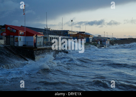 Tempesta di neve e onde enormi hit costa al Porthcawl durante il sunrise. Foto Stock