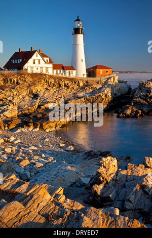 Un inverno di alba a Portland Head Lighthouse, Portland Maine STATI UNITI D'AMERICA Foto Stock