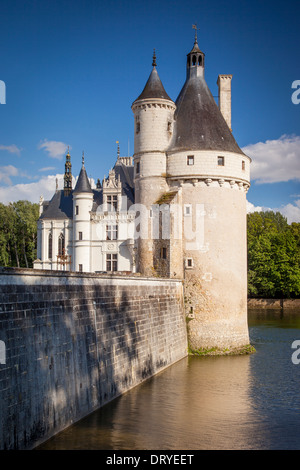 Antica torre di guardia e Chateau de Chenonceau oltre il fiume Cher, Indre-et-Loire, Centre Francia Foto Stock