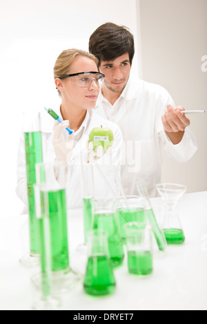 Ingegneria genetica - scienziato in laboratorio Foto Stock