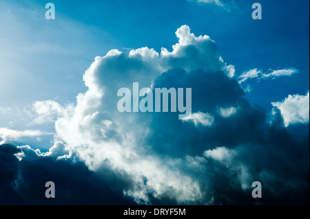 Drammatico streaming alla luce del sole attraverso le nuvole, Ft. Lauderdale, Florida, Stati Uniti d'America Foto Stock
