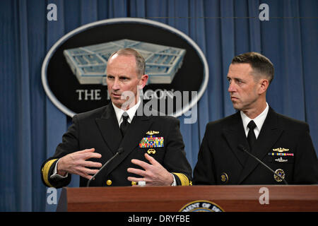 Noi Capo di operazioni navali Navy Adm. Jonathan Greenert e Navy Adm. John Richardson, Direttore della Naval Propulsione nucleare Programma, breve reporters sulla marina di inchiesta sulle accuse di frode su prove al Pentagono Febbraio 4, 2014 in Arlington, VA. Foto Stock