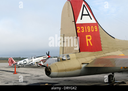 Boeing B-17G "Nove-O-nove' e di coda P-51C "Betty Jane' Foto Stock