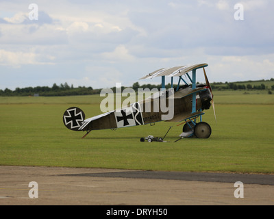 Replica Grande guerra tedesco Fokker dr1 triplano fighter aircraft in attesa di prendere il via presso la UK Flying Legends in airshow 2012 Foto Stock