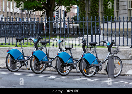 Fila di biles per noleggio, parte del pubblico lo schema in bicicletta a Dublino, Irlanda Foto Stock