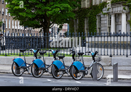 Fila di biciclette a noleggio, parte del pubblico lo schema in bicicletta a Dublino, Irlanda Foto Stock