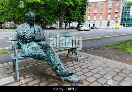 La scultura del poeta Patrick Kavanagh dal canale in Dublino, Irlanda Foto Stock