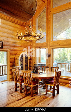 La sala da pranzo formale in un moderno log cabin Foto Stock