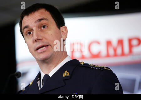 Ottawa, Canada. 4 febbraio, 2014. Royal Canadian polizia montata (GRC) Assistente Commissario Gilles Michaud fornisce una dichiarazione all'RCMP Divisione Nazionale di Ottawa in Canada, Febbraio 4, 2014. L'RCMP ha annunciato penali contro la ritirò il senatore Mac Harb e sospeso il senatore Patrick Brazeau con un conteggio ogni violazione della fiducia e lotta contro la frode, il più recente sviluppo nel cosiddetto 'enate scandalo". © David Kawai/Xinhua/Alamy Live News Foto Stock