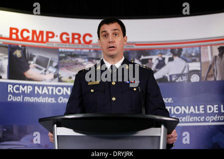 Ottawa, Canada. 4 febbraio, 2014. Royal Canadian polizia montata (GRC) Assistente Commissario Gilles Michaud fornisce una dichiarazione all'RCMP Divisione Nazionale di Ottawa in Canada, Febbraio 4, 2014. L'RCMP ha annunciato penali contro la ritirò il senatore Mac Harb e sospeso il senatore Patrick Brazeau con un conteggio ogni violazione della fiducia e lotta contro la frode, il più recente sviluppo nel cosiddetto 'enate scandalo". © David Kawai/Xinhua/Alamy Live News Foto Stock