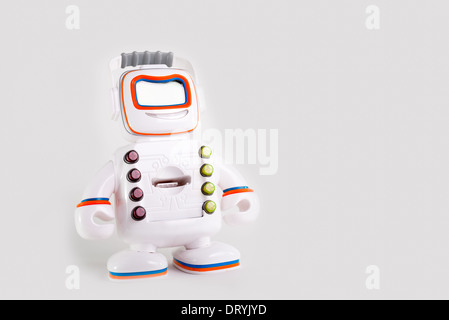 Bianco robot giocattolo su sfondo bianco Foto Stock