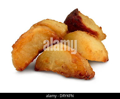 Porzione di dorate e croccanti patate arrosto contro uno sfondo bianco. Foto Stock