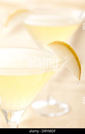 Due gli agrumi e pera cocktail Martini con San Germain lâ Elderflower liquore, la vodka e il succo di pera Foto Stock