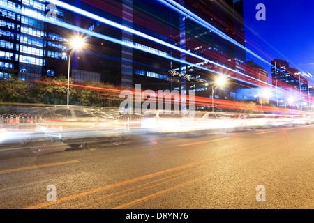 Ora di punta del traffico in Pechino di notte Foto Stock