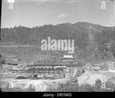 Una fonderia in una gigantesca miniera di rame in Shasta County, California ca.1900 Foto Stock