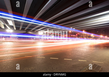 Percorsi di luce al di sotto del viadotto Foto Stock