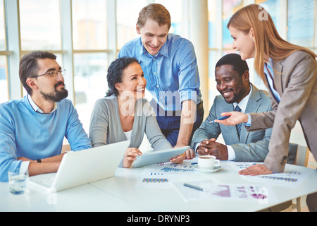 Gruppo di business partner per discutere strategie a riunione in ufficio Foto Stock