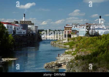 Le fabbriche dal fiume Mataura, Mataura, Southland, Isola del Sud, Nuova Zelanda Foto Stock