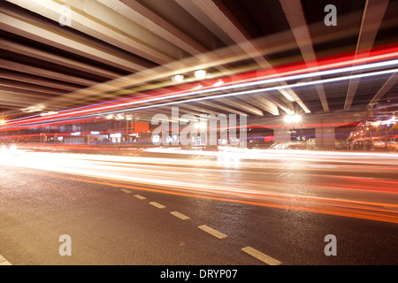 Percorsi di luce al di sotto del viadotto del ponte Foto Stock