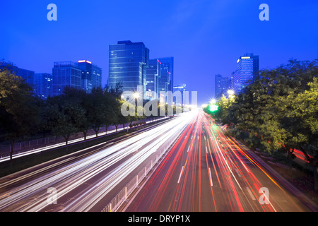 Il traffico nella città di notte Foto Stock