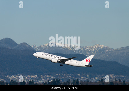 Japan Airlines Boeing Dreamliner 787-8 JA823J partono dall'Aeroporto Internazionale di Vancouver Foto Stock