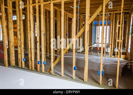 Incompiuta incorniciatura interni della nuova casa personalizzata in costruzione Foto Stock