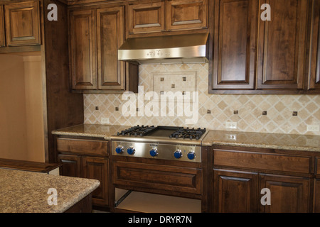 Cucina incompiuto nella nuova casa personalizzata in costruzione Foto Stock