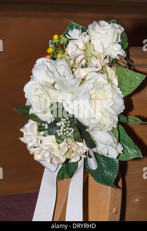 Bouquet di nozze sulla pew nella cappella di nozze di Heather's Glen a Conroe, Texas. Foto Stock