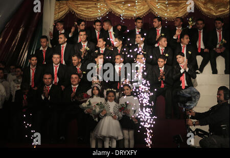 La striscia di Gaza. 4 febbraio, 2014. Sposi palestinesi sedersi sul palco durante la messa di cerimonia nuziale di Gaza City nel Febbraio 4, 2014. Quaranta coppie Palestinesi e i loro familiari hanno partecipato alla santa Messa matrimonio. Il matrimonio è stato organizzato dal Presidente palestinese Mahmoud Abbas. Credito: Wissam Nassar/Xinhua/Alamy Live News Foto Stock