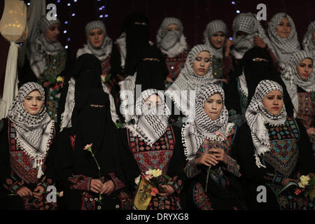 La striscia di Gaza. 4 febbraio, 2014. Spose palestinese sedersi sul palco durante la messa di cerimonia nuziale di Gaza City nel Febbraio 4, 2014. Quaranta coppie Palestinesi e i loro familiari hanno partecipato alla santa Messa matrimonio. Il matrimonio è stato organizzato dal Presidente palestinese Mahmoud Abbas. Credito: Wissam Nassar/Xinhua/Alamy Live News Foto Stock