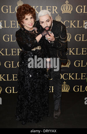 Il centro di Berlino, Germania. 04 feb 2014. Il tedesco fashion designer Harald Gloeoeckler e attrice italiana Gina Lollobrigida pongono in una galleria nel centro di Berlino, Germania, 04 febbraio 2014. Gloeoeckler invitati Lollobrigida per un ricevimento tenuto in occasione del loro 20 anni di amicizia duratura. Foto: Jens KALAENE/dpa/Alamy Live News Foto Stock