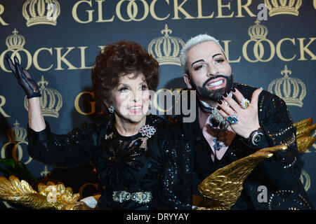 Il centro di Berlino, Germania. 04 feb 2014. Il tedesco fashion designer Harald Gloeoeckler e attrice italiana Gina Lollobrigida pongono in una galleria nel centro di Berlino, Germania, 04 febbraio 2014. Gloeoeckler invitati Lollobrigida per un ricevimento tenuto in occasione del loro 20 anni di amicizia duratura. Foto: Jens KALAENE/dpa/Alamy Live News Foto Stock