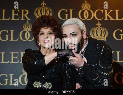 Il centro di Berlino, Germania. 04 feb 2014. Il tedesco fashion designer Harald Gloeoeckler e attrice italiana Gina Lollobrigida pongono in una galleria nel centro di Berlino, Germania, 04 febbraio 2014. Gloeoeckler invitati Lollobrigida per un ricevimento tenuto in occasione del loro 20 anni di amicizia duratura. Foto: Jens KALAENE/dpa/Alamy Live News Foto Stock