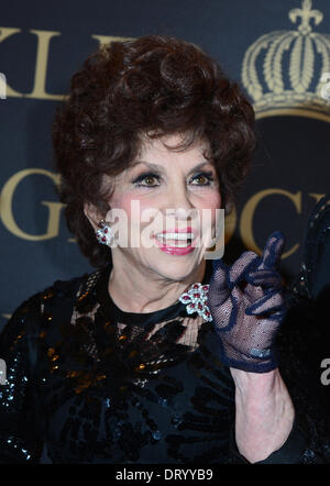 Il centro di Berlino, Germania. 04 feb 2014. Attrice italiana Gina Lollobrigida pone in una galleria nel centro di Berlino, Germania, 04 febbraio 2014. Fashion designer Harald Gloeoeckler invitati Lollobrigida per un ricevimento tenuto in occasione del loro 20 anni di amicizia duratura. Foto: Jens KALAENE/dpa/Alamy Live News Foto Stock