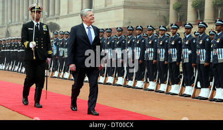 New Delhi, India. 05 feb 2014. Presidente della Repubblica federale di Germania, Joachim Gauck (C), ispeziona una guardia d'onore durante il suo ricevimento di benvenuto in New Delhi, India, 05 febbraio 2014. Presidente Gauck è in India sul suo sei giorni di visita ufficiale a rafforzare la politica ed i legami tra i due paesi. Foto: WOLFGANG KUMM/dpa/Alamy Live News Foto Stock