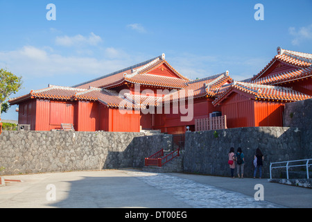 I turisti presso il Castello di Shuri, (Patrimonio Mondiale dell'UNESCO), Naha, Okinawa, in Giappone Foto Stock