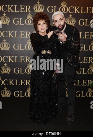 Il centro di Berlino, Germania. 04 feb 2014. Il tedesco fashion designer Harald Gloeoeckler e attrice italiana Gina Lollobrigida pongono in una galleria nel centro di Berlino, Germania, 04 febbraio 2014. Gloeoeckler invitati Lollobrigida per un ricevimento tenuto in occasione del loro 20 anni di amicizia duratura. Foto: Jens KALAENE/dpa/Alamy Live News Foto Stock