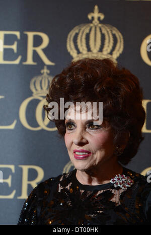 Il centro di Berlino, Germania. 04 feb 2014. Attrice italiana Gina Lollobrigida pone in una galleria nel centro di Berlino, Germania, 04 febbraio 2014. Fashion designer Harald Gloeoeckler invitati Lollobrigida per un ricevimento tenuto in occasione del loro 20 anni di amicizia duratura. Foto: Jens KALAENE/dpa/Alamy Live News Foto Stock