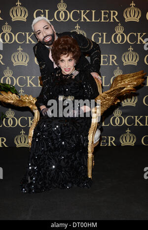 Il centro di Berlino, Germania. 04 feb 2014. Il tedesco fashion designer Harald Gloeoeckler e attrice italiana Gina Lollobrigida pongono in una galleria nel centro di Berlino, Germania, 04 febbraio 2014. Gloeoeckler invitati Lollobrigida per un ricevimento tenuto in occasione del loro 20 anni di amicizia duratura. Foto: Jens KALAENE/dpa/Alamy Live News Foto Stock