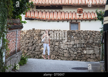 Donna in piedi in strada in ceramica Tsuboya village, Naha, Okinawa, in Giappone Foto Stock