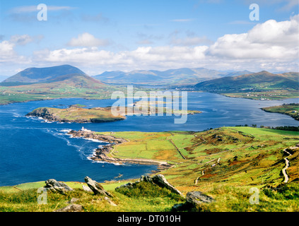 Vista est da Valencia isola Beginish isola verso il villaggio di Cahirsiveen sulla penisola di Iveragh, nella contea di Kerry, Irlanda Foto Stock